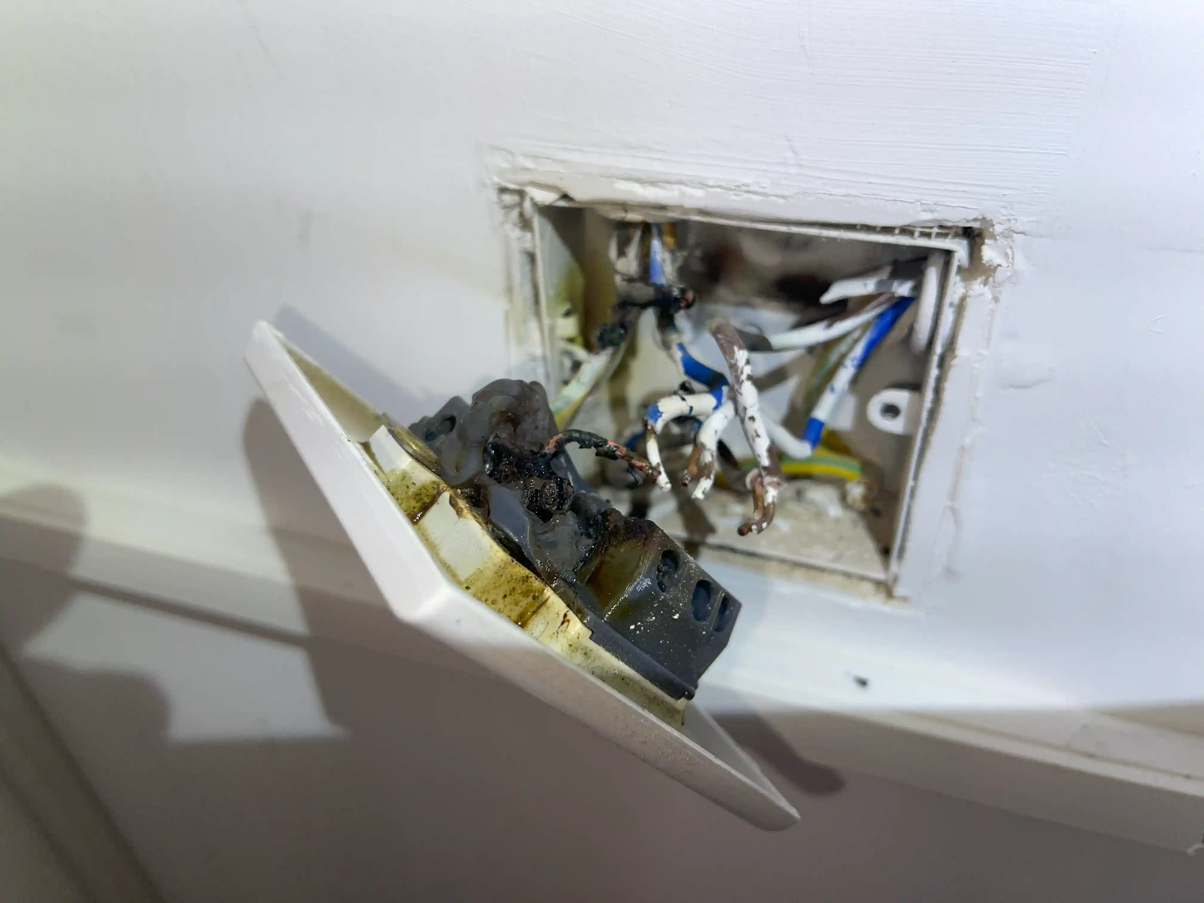 24 Hours Emergency Electrician near Marlow